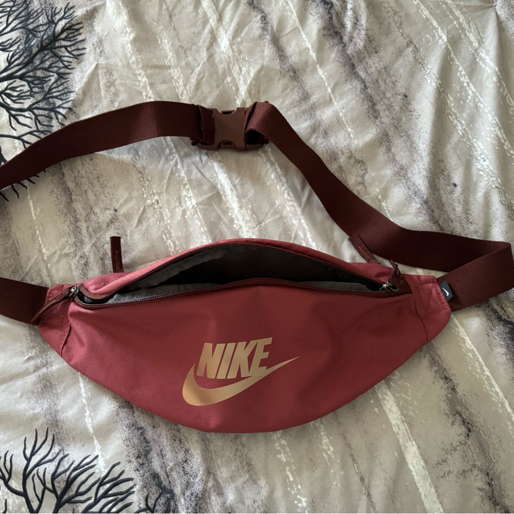 Nike belt bag. Nice big size.